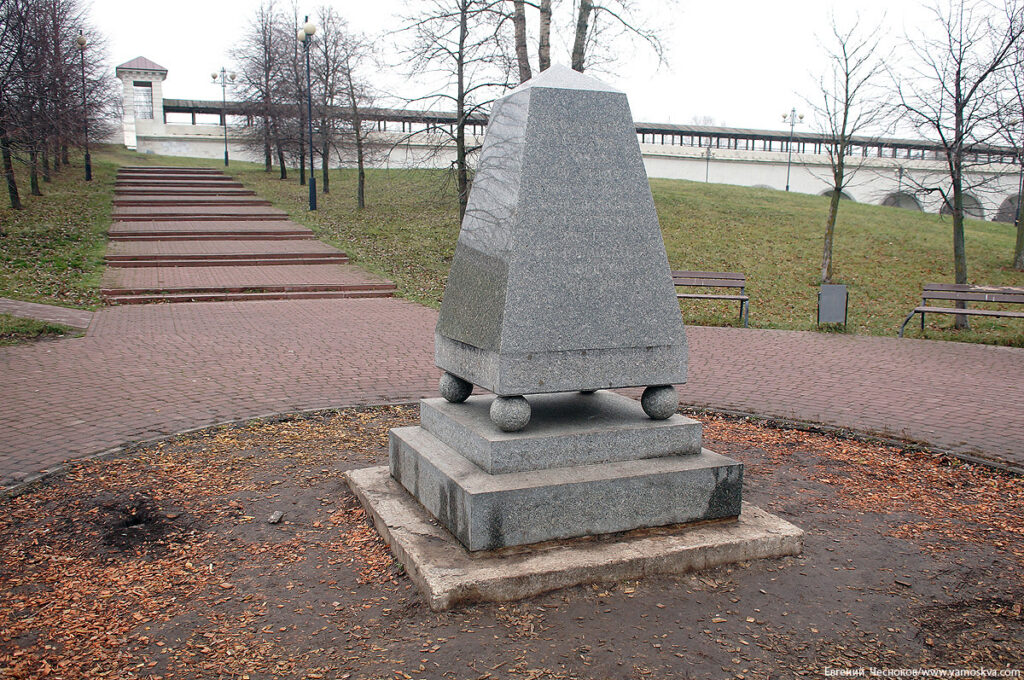Памятный камень в честь 200-летия московского водопровода