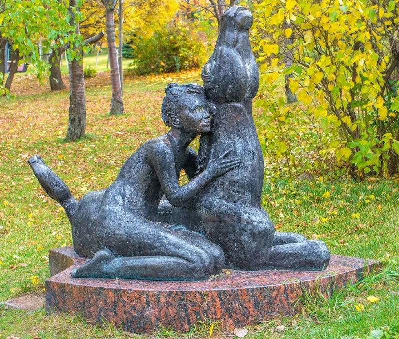 Скульптура Девочка и жеребенок