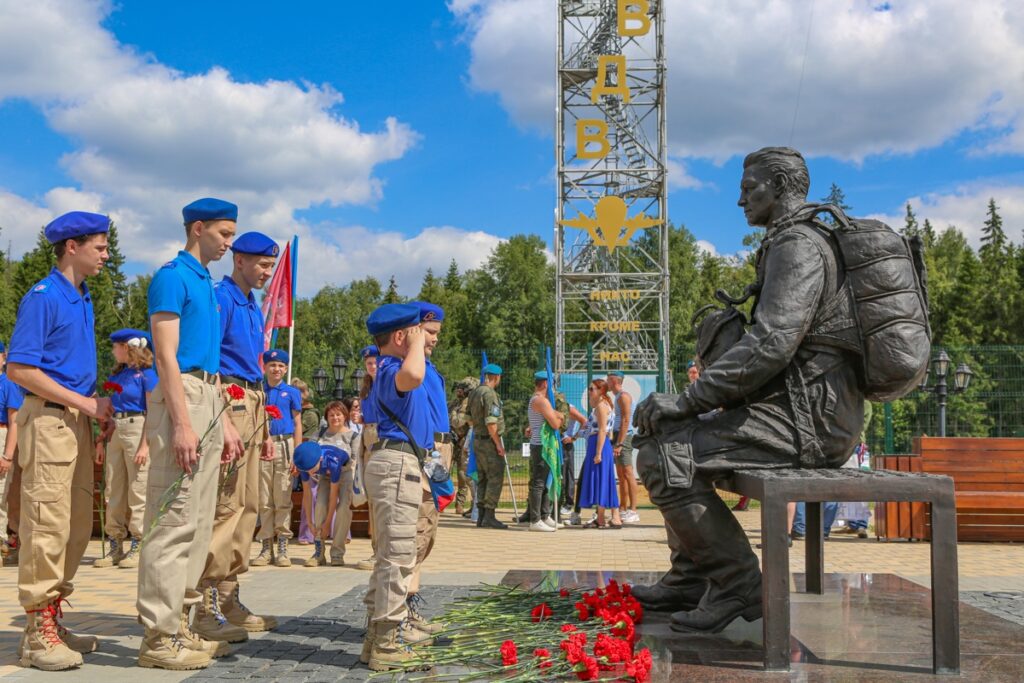 Сквер ВДВ Аллея Дяди Васи