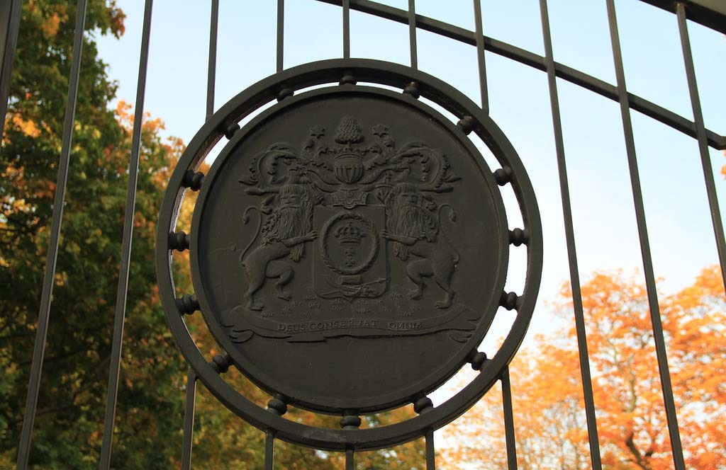 Ворота с гербом Шереметевых